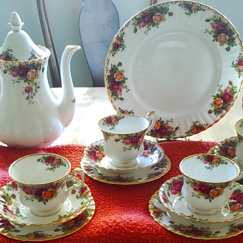 COPY - Beautiful Royal Albert Old Country Rose Coffee pot set of 5 with plates